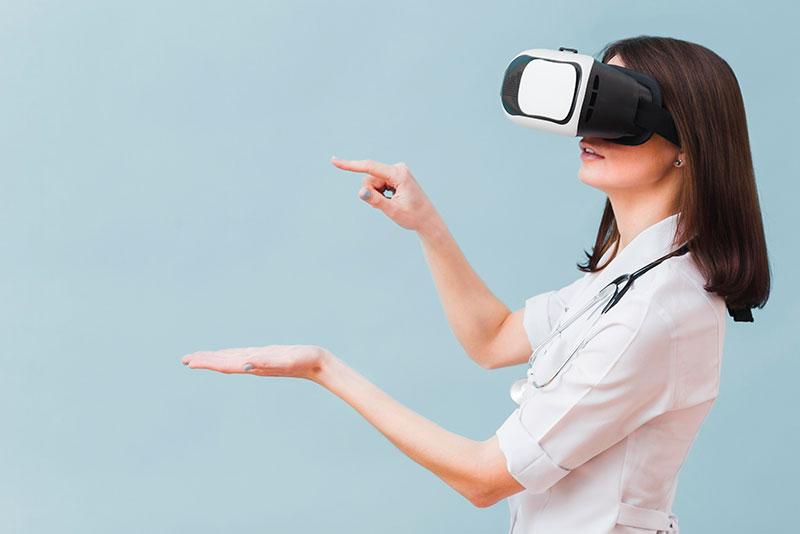 aluna de medicina vista de lado com óculos de realidade virtual