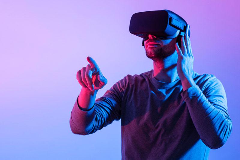 homem com óculos de realidade virtual em um ambiente lilás